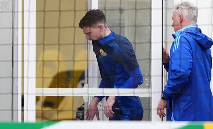 Robertson no completa la sesión, pero el cuerpo técnico rebaja las alamas