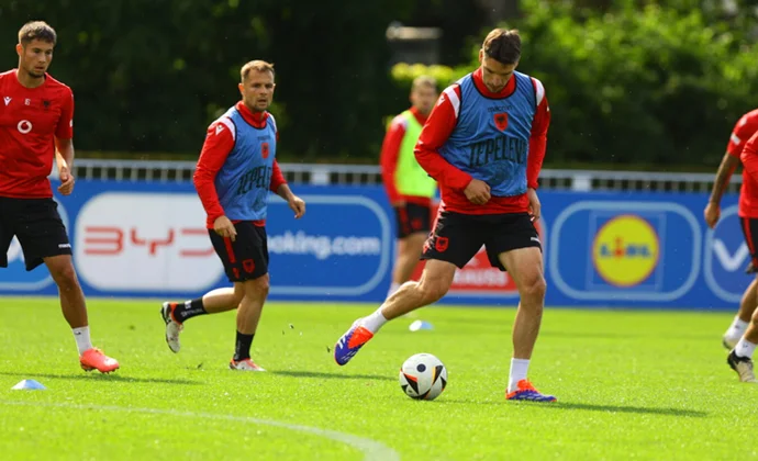 Albania prepara el partido de Italia con toda la plantilla al completo