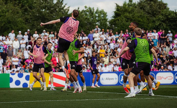 Pavlovic sigue ausente en el entrenamiento del martes