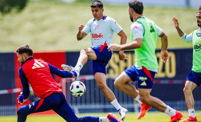 España completa otro entrenamiento con varias dudas de su once por despejar