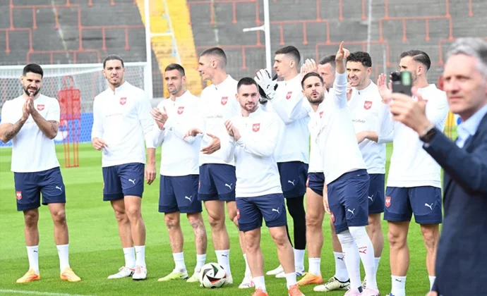 Serbia completa su primera sesión de trabajo en Alemania con dos dudas en el once y debate en portería