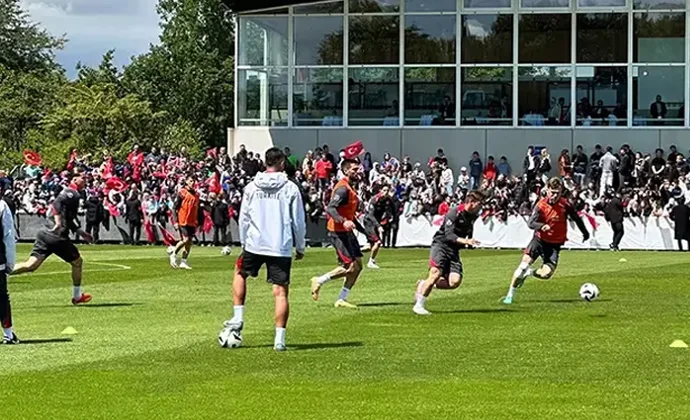 Yazici vuelve al grupo, Kaplan y Akaydin hacen una parte y hay cuatro jugadores al margen