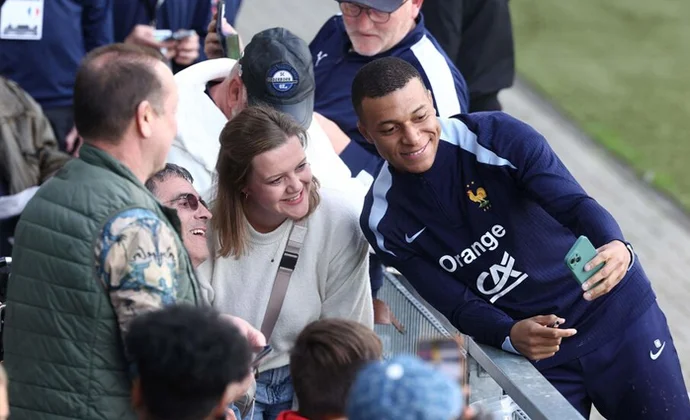 Rabiot y Theo completan la sesión; Tchouaméni y Konaté parcialmente; Mbappé al margen y Coman ausente