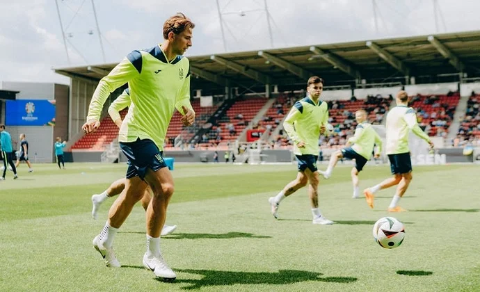 Mykolenko, única baja en el primer entrenamiento de Ucrania en Alemania