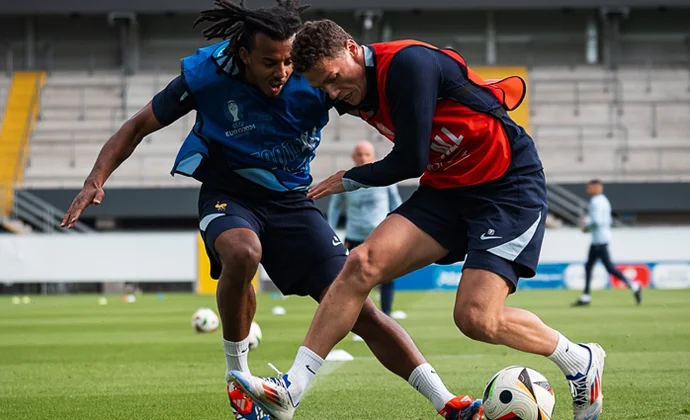 Mbappé se incorpora al grupo y Deschamps ensaya once con Saliba, Rabiot y Thuram