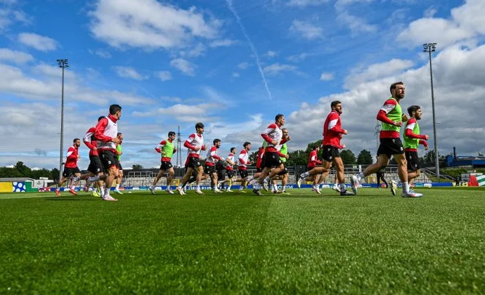 Kverkvelia vuelve al grupo. Kiteishvili y Chakvetatze al margen