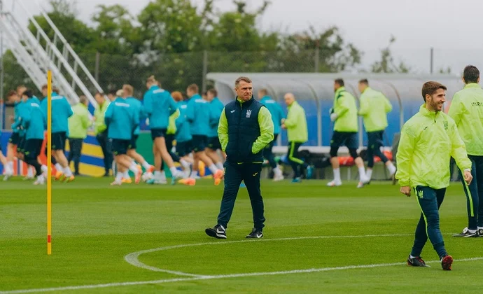 Mykolenko, baja en la doble sesión de Ucrania programada para este viernes