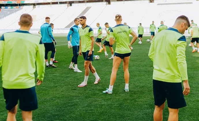 Mykolenko no se ejercitó este domingo y será baja contra Rumanía