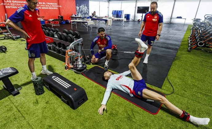 Sesión de gimnasio para España mientras Laporte toca balón