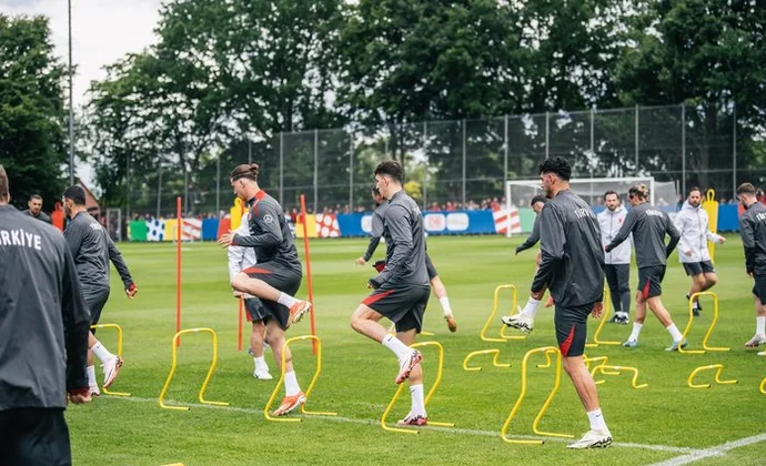 Turquía completa la última sesión con la única baja de Kahveci
