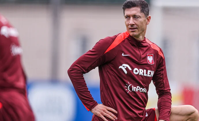 Lewandowski hace algunos ejercicios con el grupo. Dawidowicz, al margen