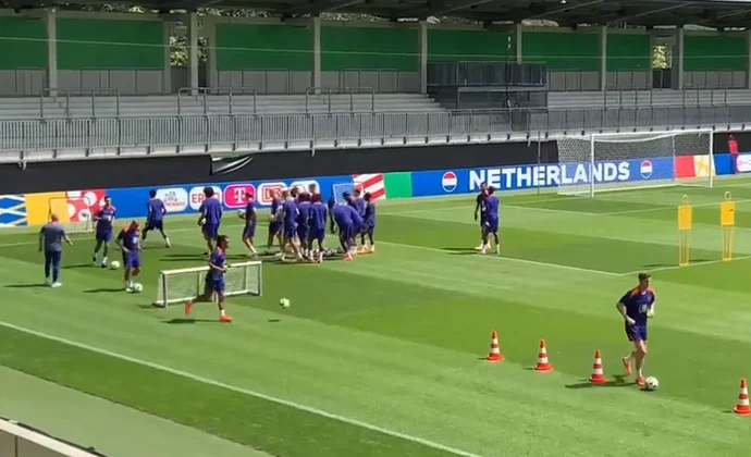 Brobbey repite con el grupo y la enfermería neerlandesa está vacía