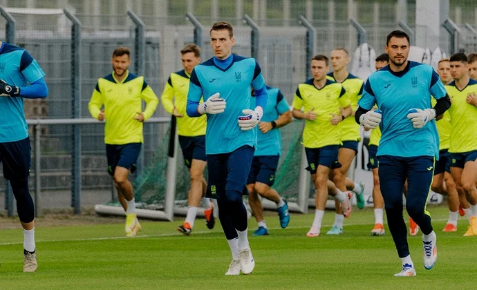 Ucrania retoma los entrenamientos con Mykolenko al margen