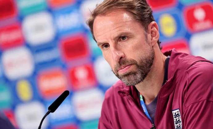 Southgate vio bien al equipo contra Serbia y habla de Saka, Guehi, Shaw, Eriksen y Dinamarca