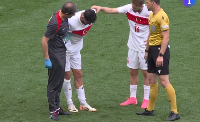 Samet Akaydin tuvo que ser sustituido por molestias lumbares