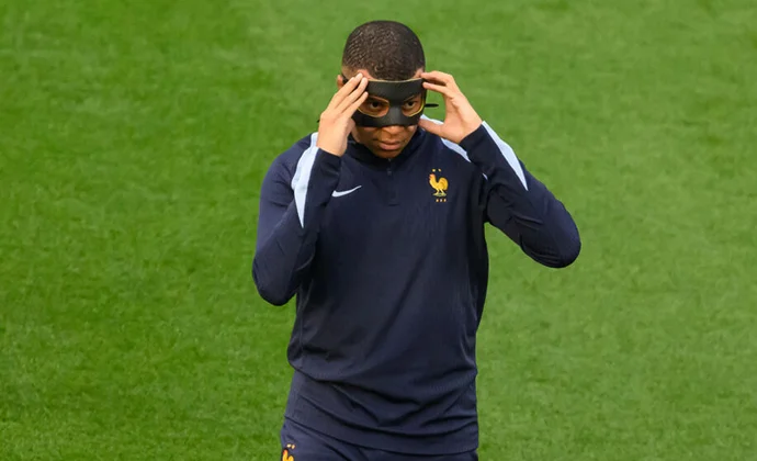 Mbappé participa y marca en un partidillo de entrenamiento con el Paderborn Sub-21