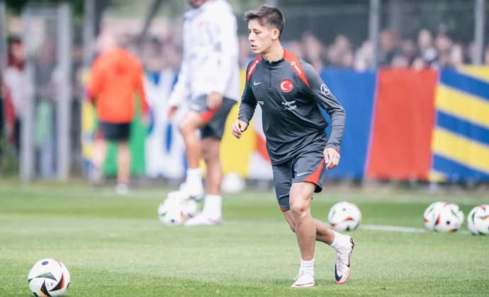 Montella manda a Arda Güler a trabajar al margen tras el calentamiento