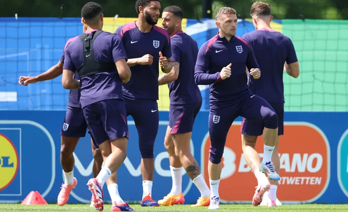 Trippier y Luke Shaw se ejercitan con el grupo este lunes