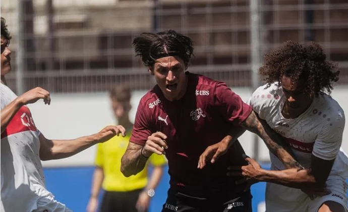 Zuber y Zakaria participan en un partidillo de entrenamiento contra el Stuttgart Sub-19