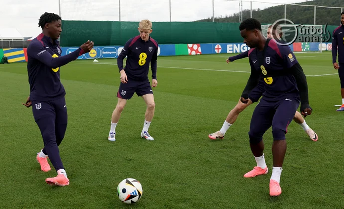 Southgate trabaja con una defensa de tres centrales como alternativa