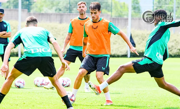Trece futbolistas saltan al verde de Lezama en el primer entrenamiento