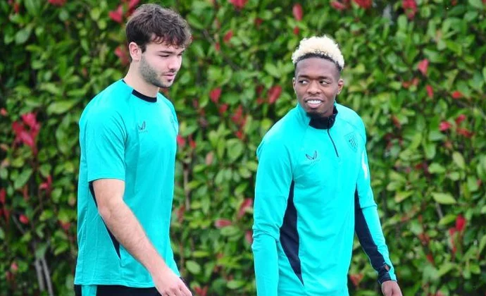 El segundo grupo de jugadores se ejercita sobre el verde de Lezama, sin Serrano ni Villalibre