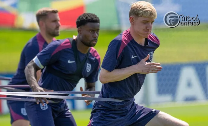 Guéhi entrena pese a unas molestias en el hombro en la última sesión