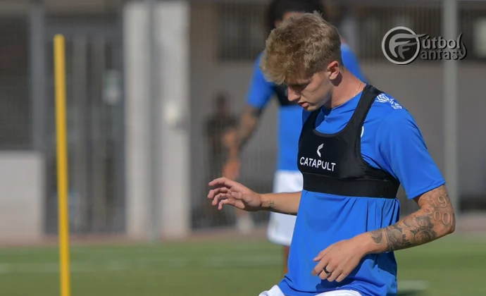 El Rayo Vallecano completa su primera sesión con siete ausencias