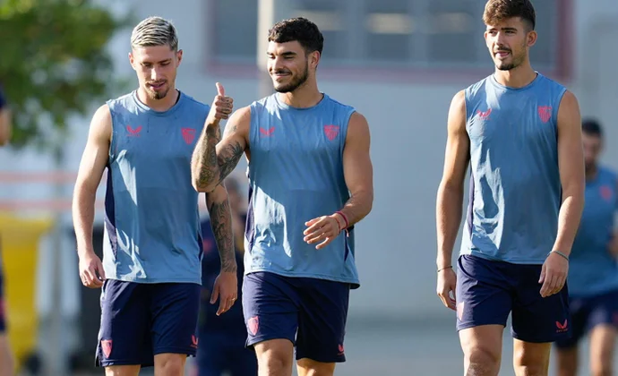 El Sevilla se ejercitó este martes con un total de nueve ausencias