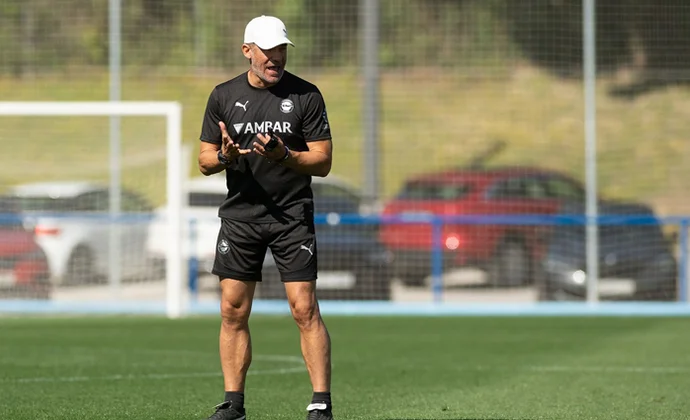 El Alavés se pone en marcha con 27 jugadores y Sedlar al margen