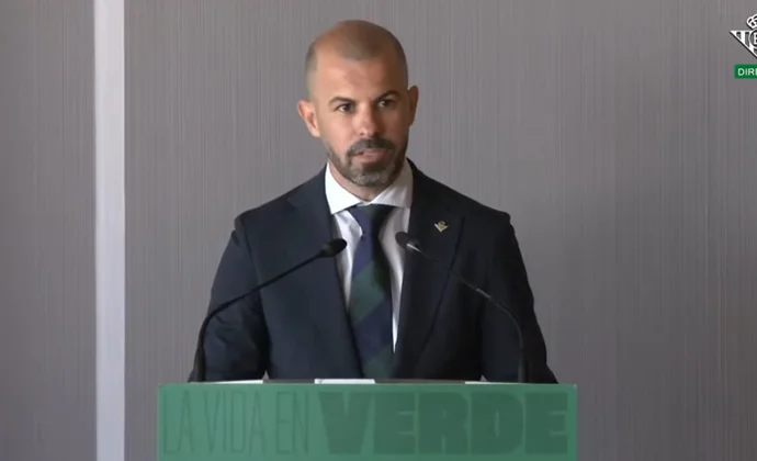 Fajardo, sobre Llorente, Iglesias, Valles, Fekir, Ruibal, Collado, Ayoze, Isco y Bakambu