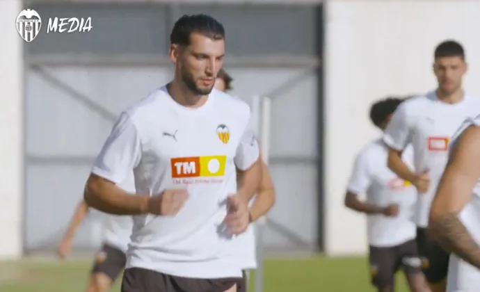 Rafa Mir completa su primera sesión como jugador del Valencia
