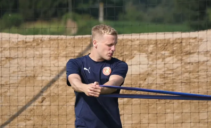 Van de Beek completa su primera sesión como jugador del Girona, pero Míchel sigue teniendo bajas