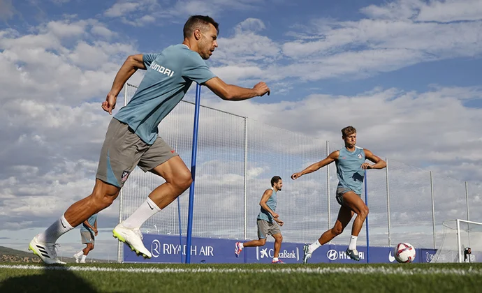 El Atlético se ejercita en Los Ángeles de San Rafael a la espera de que vayan llegando los internacionales