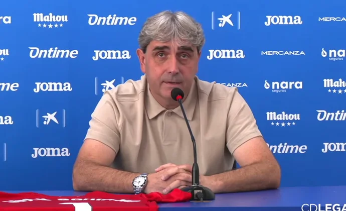 Txema Indias, sobre Conde, Soriano, Undabarrena, Nyom, Portillo, Miramón y Javi Hernández