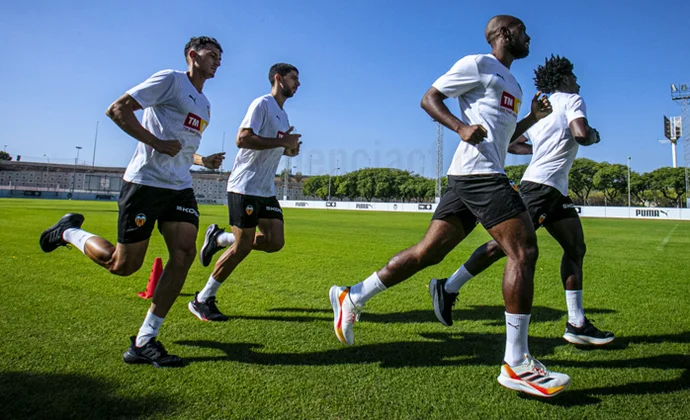 El Valencia inicia una nueva semana de trabajo con la vuelta de Ozkacar y ocho bajas