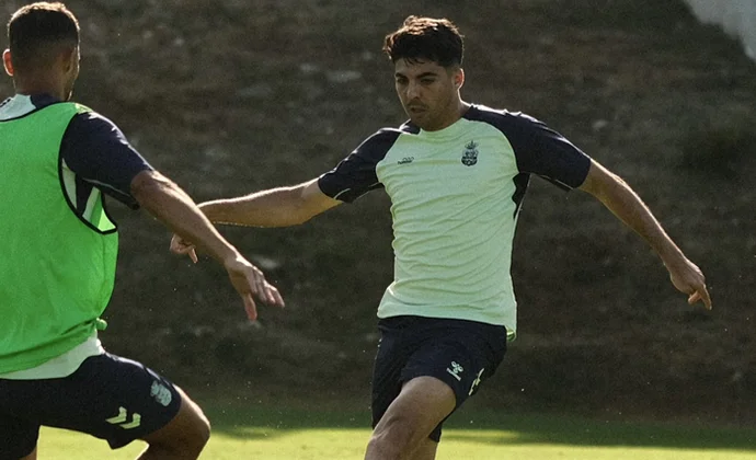 Las Palmas completa su primera sesión en Marbella con treinta futbolistas