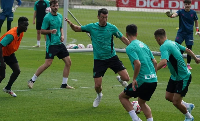 Yuri, Paredes y Galarreta, al margen en una sesión ya sin Agirrezabala