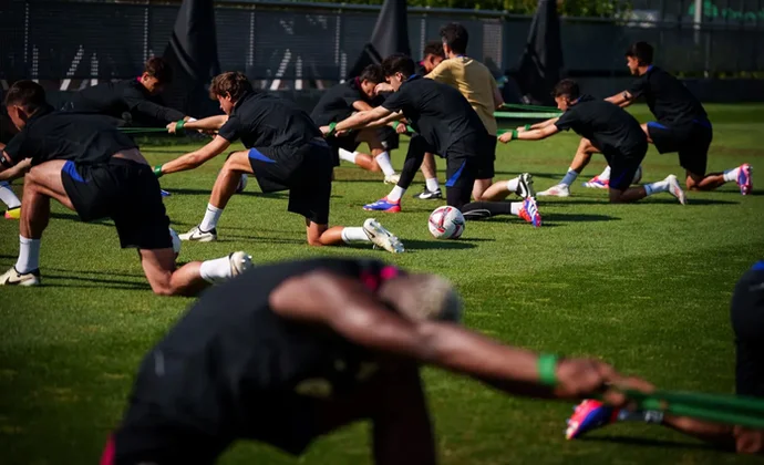 El Barcelona completa una doble sesión con Balde a buen ritmo y con siete jugadores en la enfermería