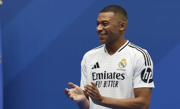 Mbappé esquiva el quirófano, se marcha de vacaciones y llegará justo a la Supercopa