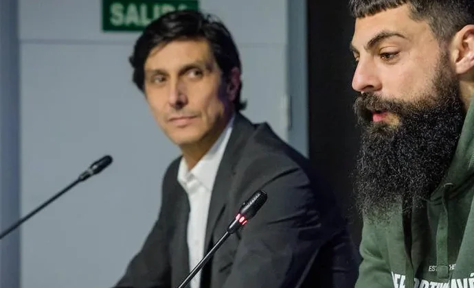 El Deportivo Alavés busca un delantero de otro perfil que venga para ser el titular