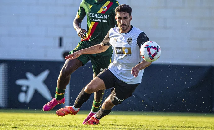 El Valencia de Baraja 24/25 arranca en 4-4-2, con Almeida buscando su sitio