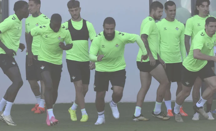 El Betis se ejercita en Sevilla con Marc Roca y Rodri recuperados