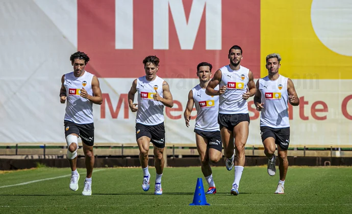 El Valencia inicia otra semana de trabajo con nueve bajas
