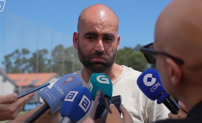 Giráldez, sobre Carreira, Alfon, Rueda, Sotelo, Mingueza, Douvikas, Iglesias, Kevin, Ristic, Allende, Villar, Guaita y Aidoo