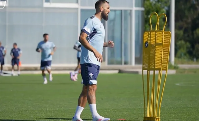 Borja Iglesias completa su primera sesión con el Celta. Guaita e Iván Villar, entre algodones