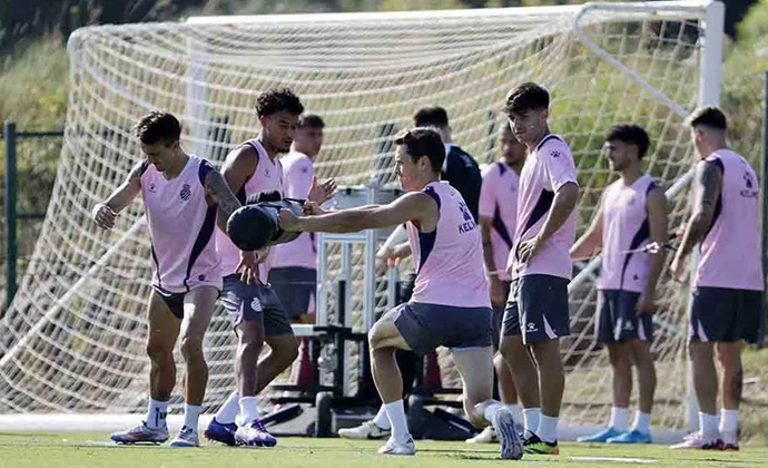 El Espanyol completa una sesión en Navata sin Puado, con molestias