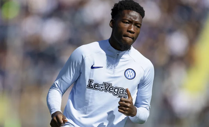 Sevilla e Inter negocian el traspaso de Lucien Agoumé