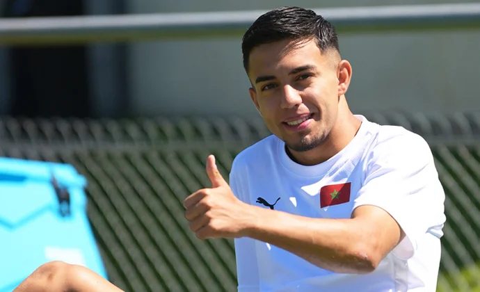 Akhomach superó las molestias y jugó los últimos minutos contra Ucrania