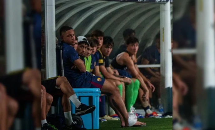 Vitor Roque terminó el amistoso con molestias en el tobillo